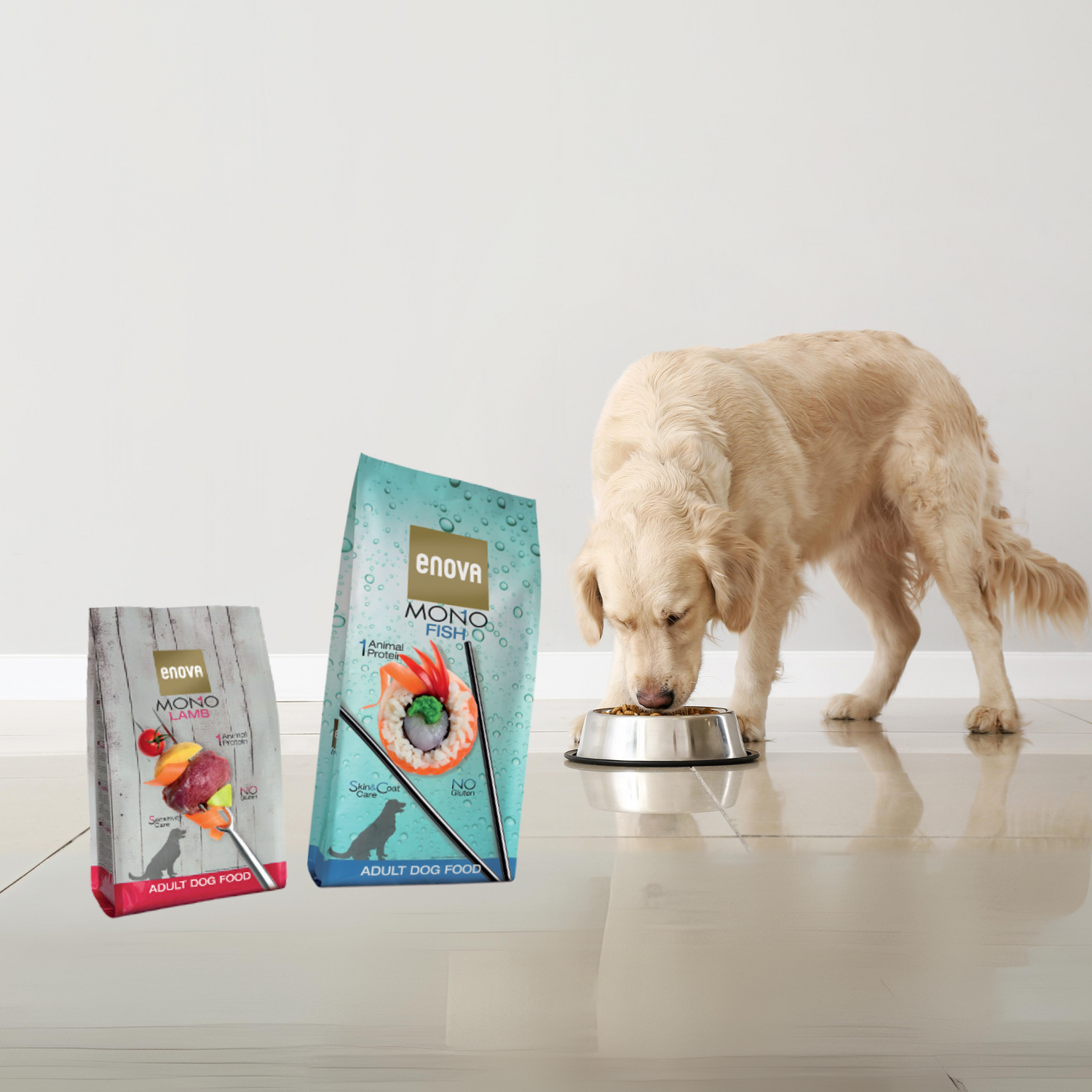 Golden Retriever eet uit een voerbak, naast twee zakken Enova hondenvoer: Mono Fish en Mono Lamb. Premium voeding voor honden