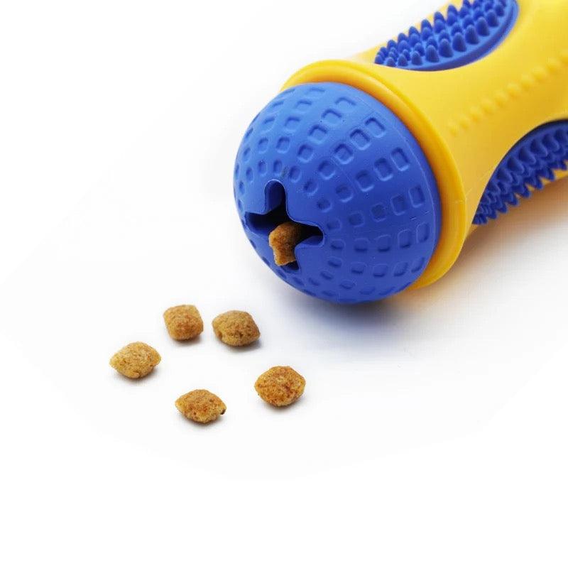 Close-up van de Slow Feeder waaruit een brokje komt, een interactieve manier om snacken uitdagender te maken voor honden.
