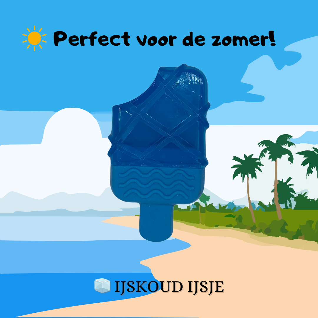Blauw hondenspeeltje in de vorm van een ijsje met een hap eruit, tegen een zomerse strandachtergrond met palmbomen.