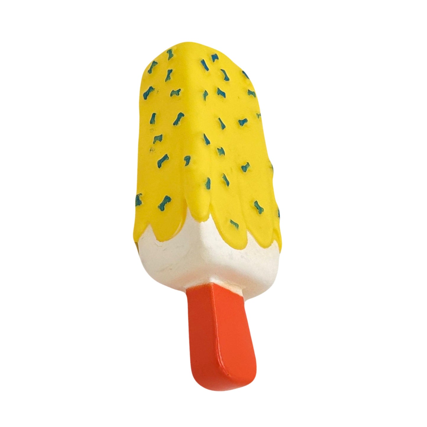 Hondenspeeltje in de vorm van een geel ijsje met piepgeluid, versierd met blauwe botjes en een oranje stokje.