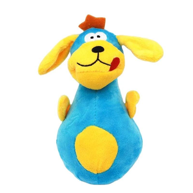 Een vrolijke hondenknuffel in blauw en geel met een zachte textuur en een speels gezicht.