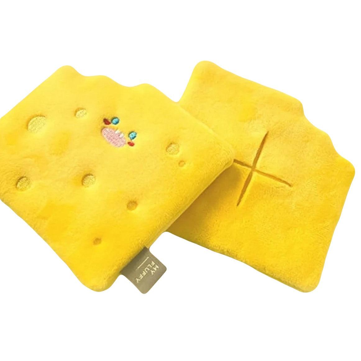Geel pluche hondenspeeltje in de vorm van een kaasblok met een schattig geborduurd gezicht en ronde kaasgaatjes.