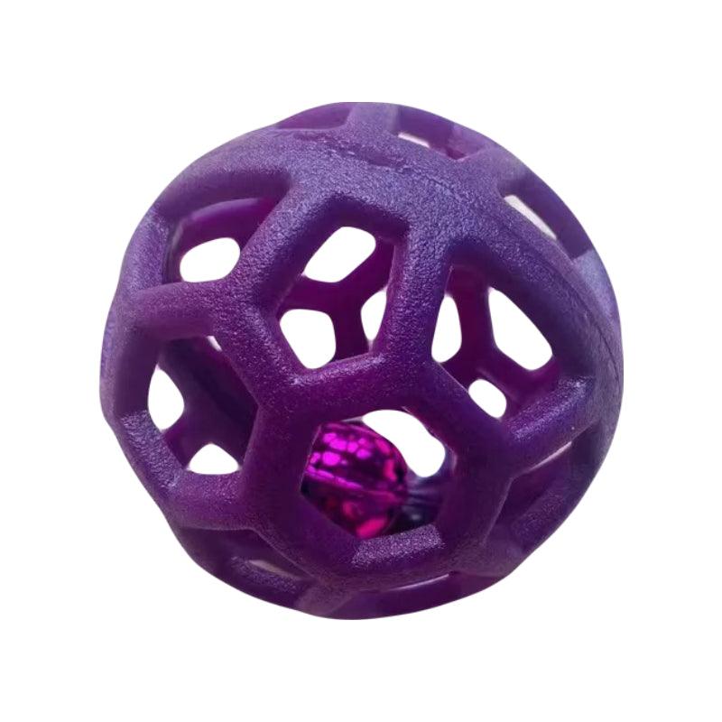 Close-up van een paarse Bellende Bal, met het glimmende metalen belletje dat door de open structuur zichtbaar is