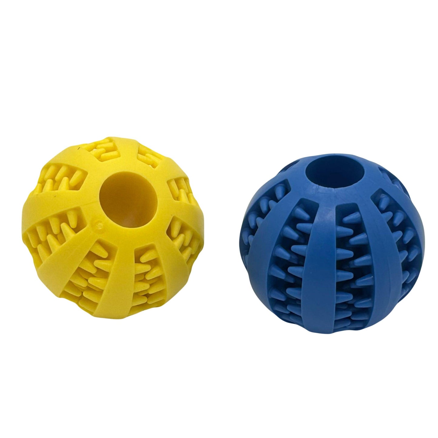 Twee rubberen voerballen in blauw en geel, ideaal voor het vullen met snacks of pasta voor extra speelplezier.