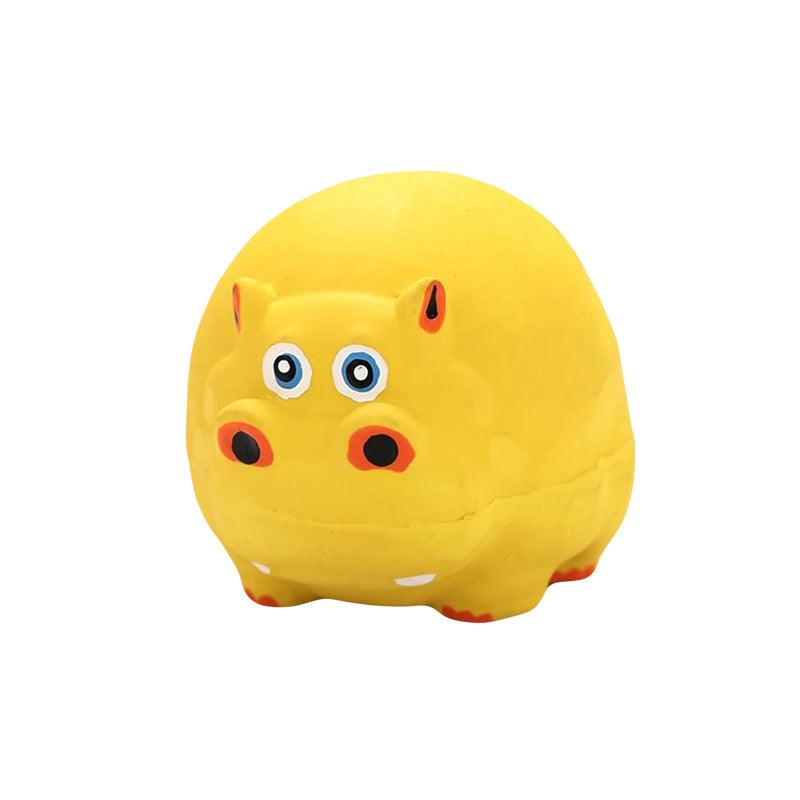 Geel rubberen nijlpaard hondenspeeltje met grote bolle vorm, grappige ogen en piepfunctie voor interactief speelplezier.