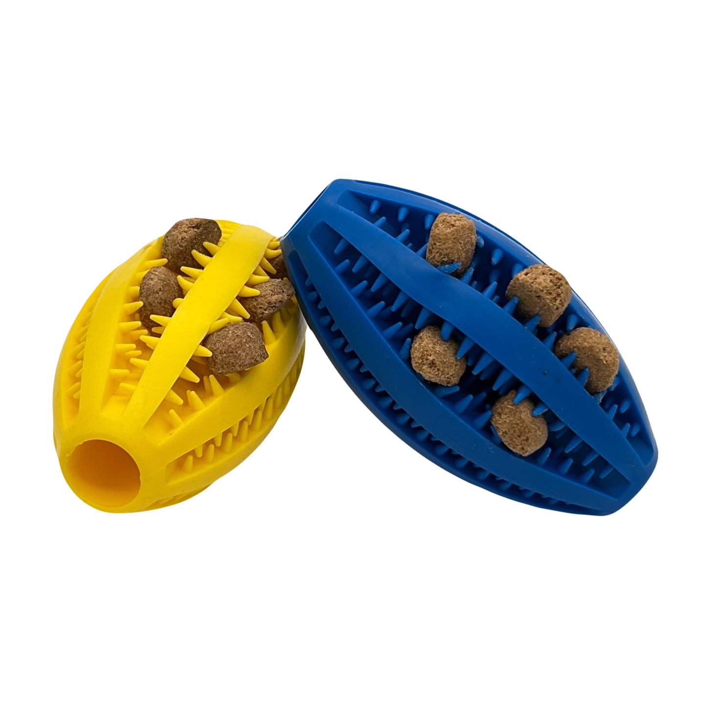 Twee Rugby Lek-ballen, één geel en één blauw, gevuld met hondenbrokjes voor een uitdagende snackervaring.