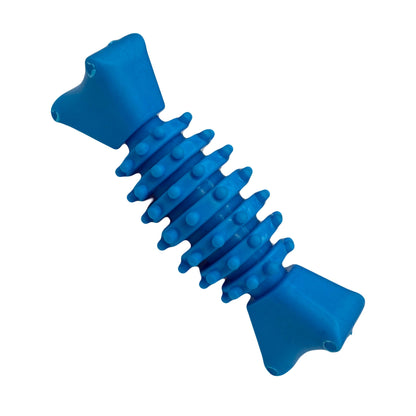 lose-up van het blauwe visgraat-vormige hondenspeeltje met ribbels en noppen, ideaal voor kauwen en tandverzorging.