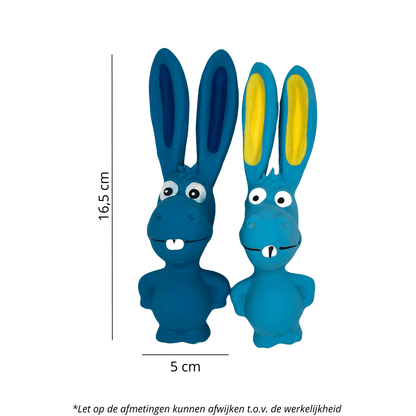 Twee blauwe konijnenspeeltjes met grappige gezichten en lange oren, afgebeeld met afmetingen ter referentie.