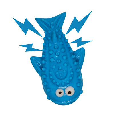 Blauwe hondenkauwspeelgoed in de vorm van een vis met bliksemschichten, die aangeven dat het piepgeluiden kan maken.