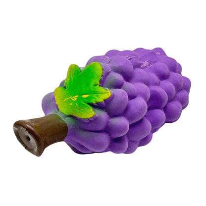 Paars hondenspeeltje in de vorm van een tros druiven met een groene blaadje en een bruine steel.