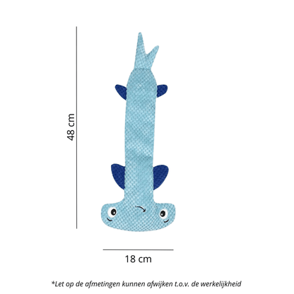 Lichtblauw hamerhaai hondenspeeltje met een vrolijk gezicht, blauwe vinnen en afmetingen van 48 cm lang en 18 cm breed.