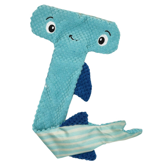 Lichtblauw hamerhaai hondenspeeltje met een schattig gezicht, blauwe vinnen en een gestreepte staart.
