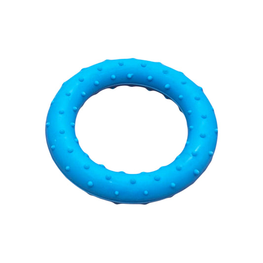 Blauwe speelring voor honden met nopjes voor extra grip, ideaal voor trek- en apporteerspelletjes.