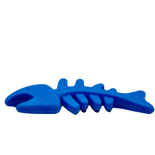 Blauw hondenspeeltje in de vorm van een visgraat, ontworpen om de zintuigen te prikkelen en kauwplezier te stimuleren.
