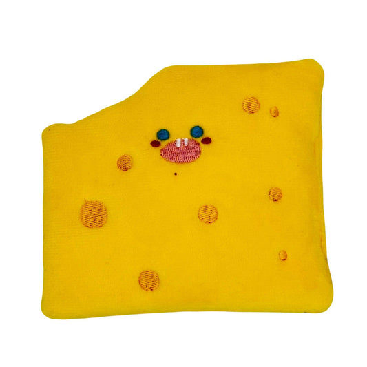 Geel pluche hondenspeeltje in de vorm van een kaasblok met een schattig geborduurd gezicht en ronde kaasgaatjes.