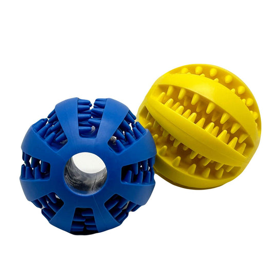 Twee rubberen voerballen in blauw en geel, ideaal voor het vullen met snacks of pasta voor extra speelplezier.