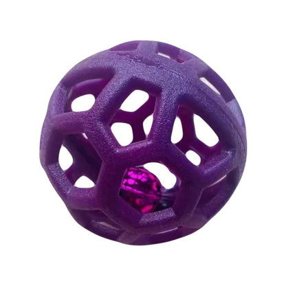 Close-up van een paarse Bellende Bal, met het glimmende metalen belletje dat door de open structuur zichtbaar is