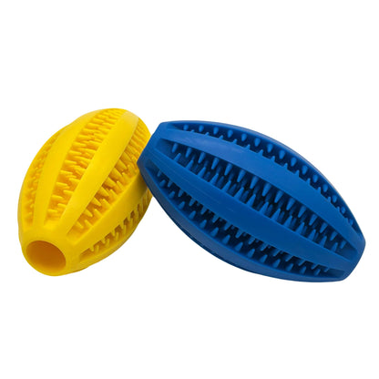 Twee hondenspeeltjes, een blauwe en een gele Rugby Lek-bal, ontworpen om snacks vast te houden en honden te entertainen.