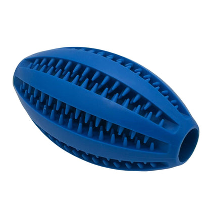 Close-up van een blauwe Rugby Lek-bal met rubberen spikes en openingen waar traktaties in verstopt kunnen worden.