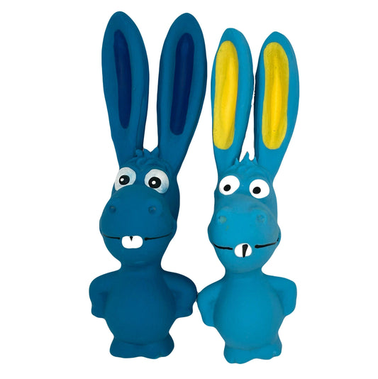 Twee blauwe latex ezelspeeltjes met lange oren en grappige gezichten, één met gele binnenoren en een beschadigde punt.